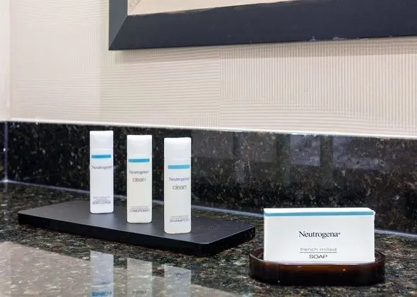 Süit Bir King Yataklı ve Bir Çekyatlı Corner