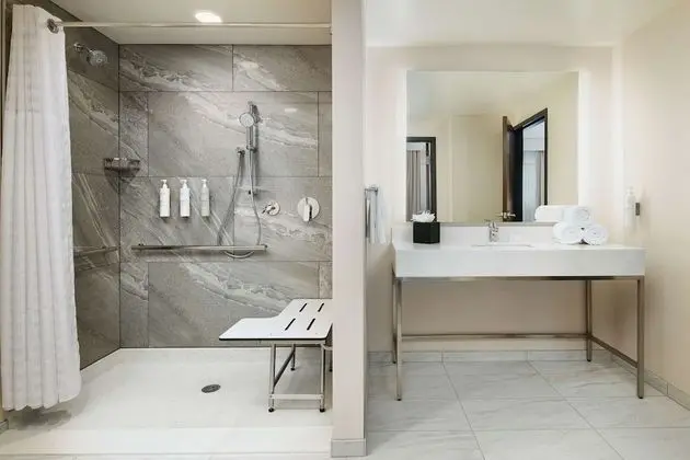 Oda, 1 En Büyük (King) Boy Yatak, Engellilere Uygun (Mobility & Hearing, Roll-in Shower)