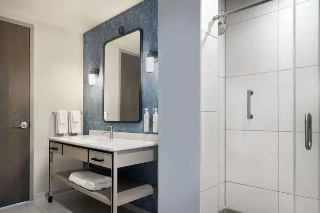 Süit, 1 En Büyük (King) Boy Yatak, Köşe (2 Room)
