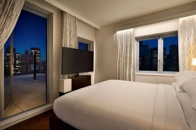 1 King Bed City View