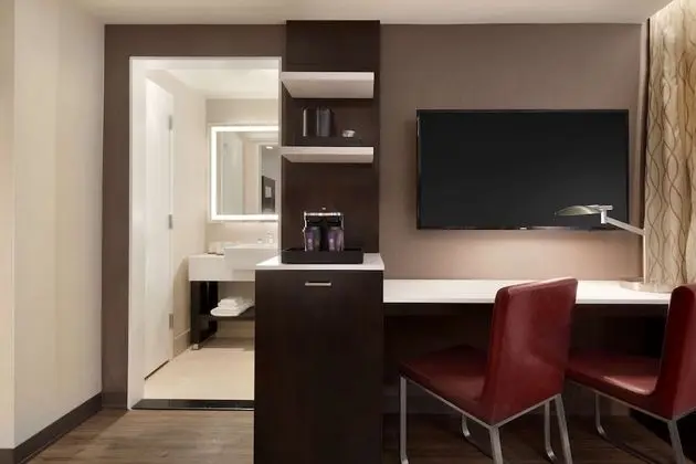 1 King Bed City View