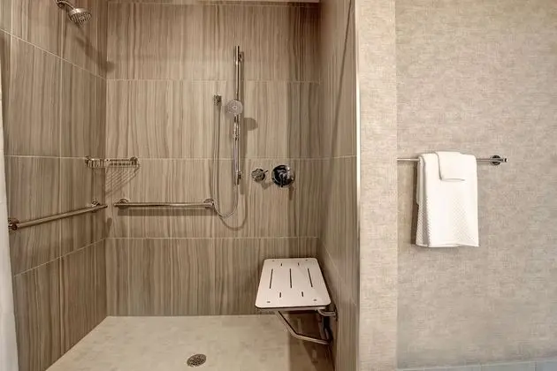Oda, 1 En Büyük (King) Boy Yatak, Engellilere Uygun (Roll-In Shower)