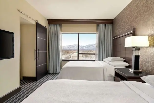 Süit, 1 Yatak Odası (Two Queen Beds with Sofa Bed)