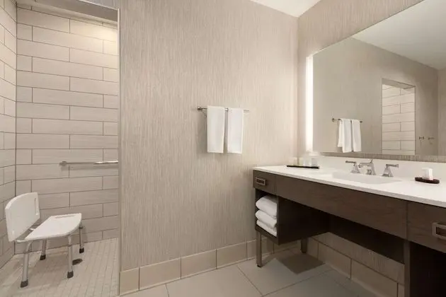 Stüdyo Süit, 1 En Büyük (King) Boy Yatak, Engellilere Uygun (Roll-In Shower)