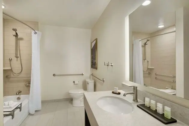 Süit, 2 Büyük (Queen) Boy Yatak, Engellilere Uygun (Roll-In Shower)