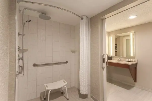 Premium Süit, 2 Çift Kişilik Yatak, Engellilere Uygun (Mobility & Hearing, Roll-in Shower)