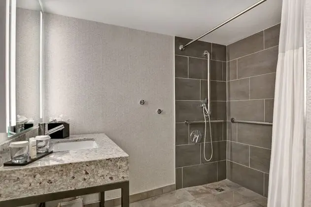 Süit, Birden Çok Yatak (Roll-In Shower, Mobilty & Hearing)