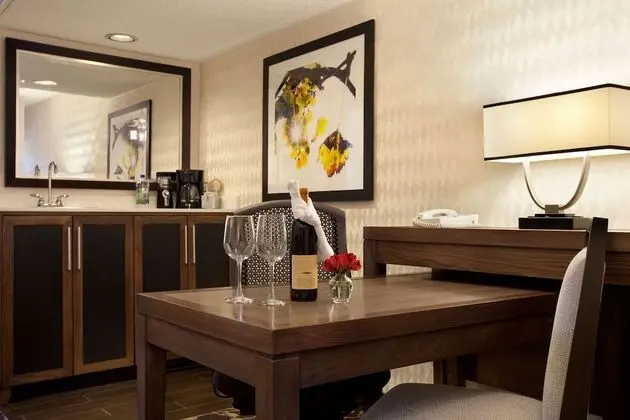 1 King Bed Suite, Pool View