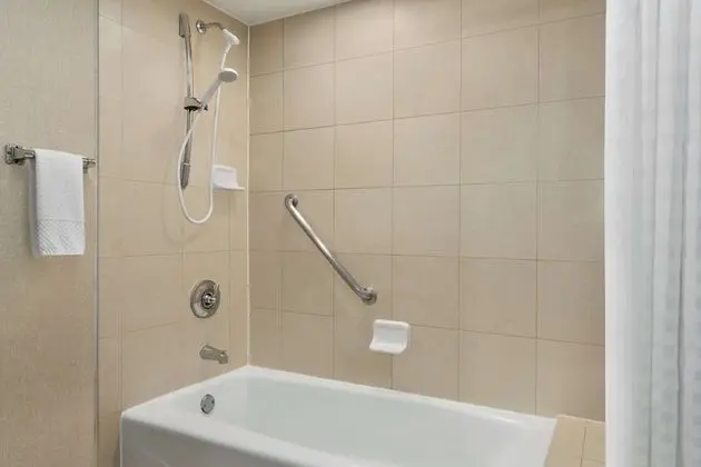Süit, 2 Çift Kişilik Yatak, Engellilere Uygun, Küvet (Mobility & Hearing)
