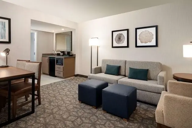 Standart Süit İki Çift Kişilik Yataklı ve Bir Çekyatlı Sigara İçilmeyen