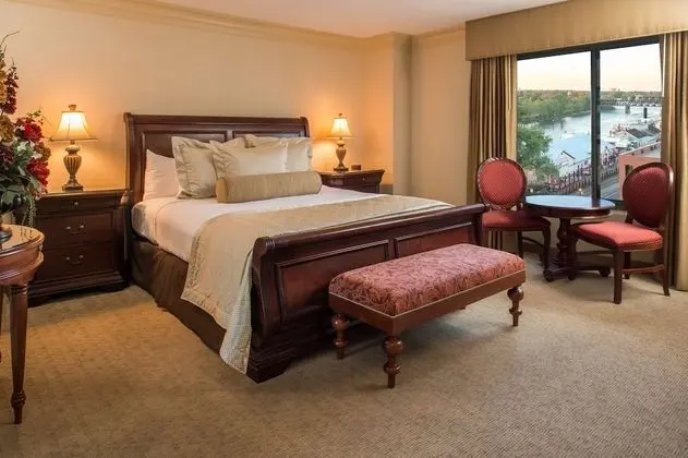 Süit, 1 En Büyük (King) Boy Yatak (2 Room Governor Corner Suite)