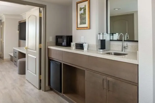 Süit, 1 En Büyük (King) Boy Yatak (2 Room Governor Corner Suite)