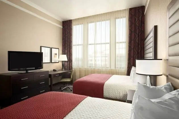 Premium Süit, Sigara İçilmez, Buzdolabı ve Mikrodalga (2 Queens with Sofabed)