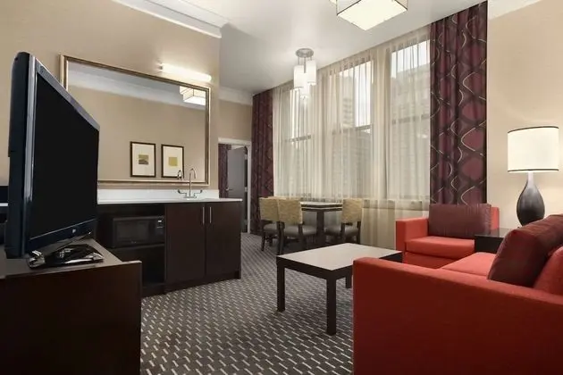 Süit, 1 En Büyük (King) Boy Yatak ve Çekyat, Buzdolabı ve Mikrodalga