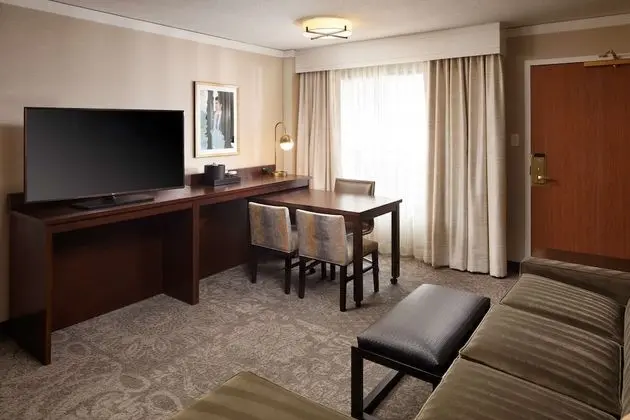 2 Room Suite, 1 King Bed, Tub/Shower Combo