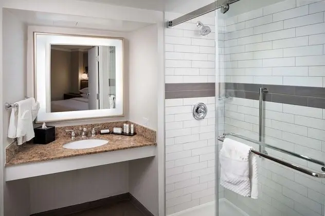 2 Room Suite, 1 King Bed, Tub/Shower Combo