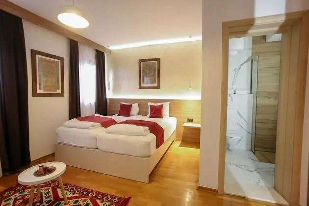 Üç Kişilik Oda