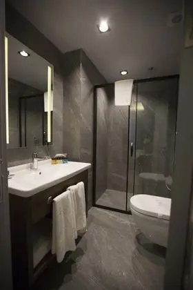 Tek Kişilik, Şehir Manzaralı