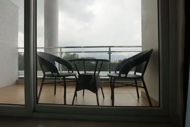Deluxe Tek Büyük veya İki Ayrı Yataklı Oda, 1 En Büyük (King) Boy Yatak, Balkon, Havuz Manzaralı