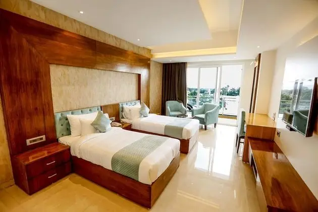 Deluxe Tek Büyük veya İki Ayrı Yataklı Oda, 1 En Büyük (King) Boy Yatak, Balkon, Havuz Manzaralı