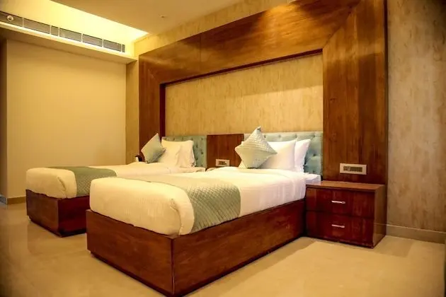 Deluxe Tek Büyük veya İki Ayrı Yataklı Oda, 1 En Büyük (King) Boy Yatak, Balkon, Havuz Manzaralı