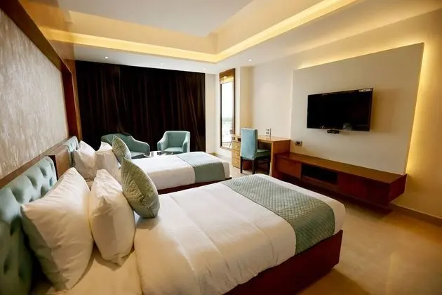 Deluxe Tek Büyük veya İki Ayrı Yataklı Oda, 1 En Büyük (King) Boy Yatak, Balkon, Havuz Manzaralı