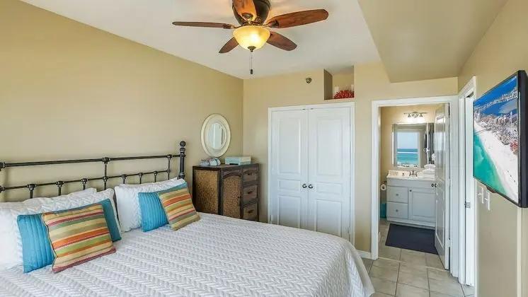 3 Bedrooms Gulf Front Condo, Beach Chairs Included