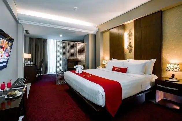 Junior Suite Pool View King Bed