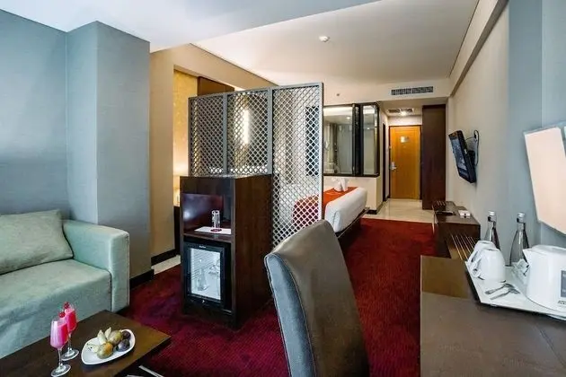 Junior Suite Pool View King Bed