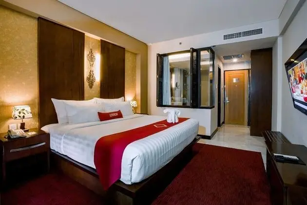 Junior Suite Pool View King Bed