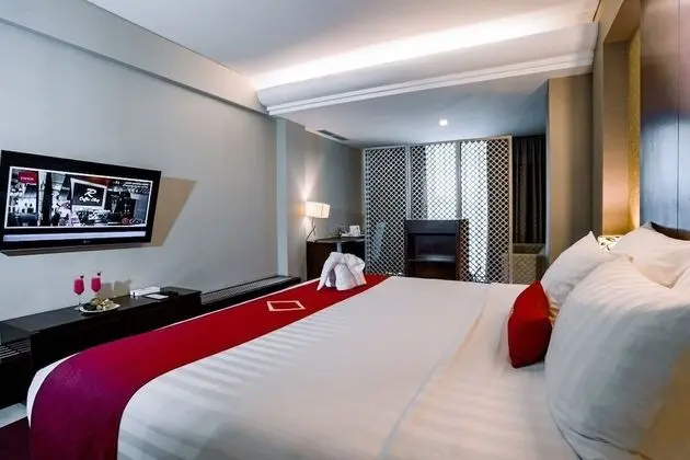 Junior Suite Pool View King Bed