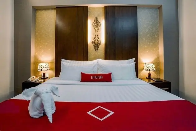 Junior Suite Pool View King Bed