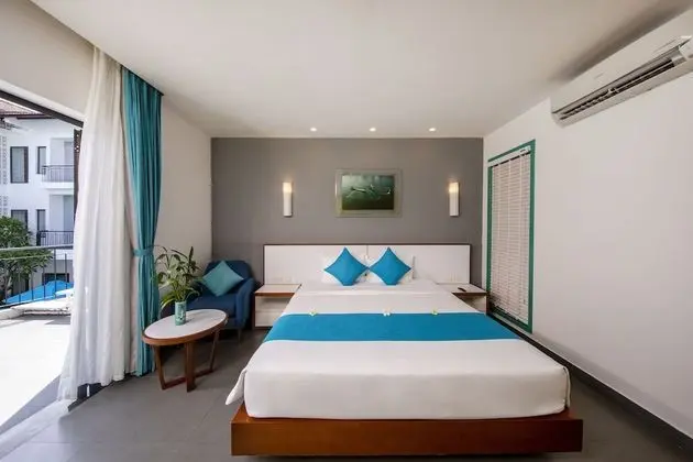 Deluxe Tek Büyük Yataklı Oda, Balkon, Havuz Manzaralı