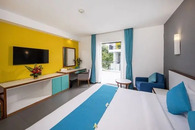 Deluxe Tek Büyük Yataklı Oda, Balkon, Havuz Manzaralı