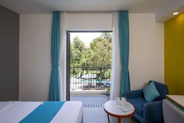 Deluxe Tek Büyük Yataklı Oda, Balkon, Havuz Manzaralı