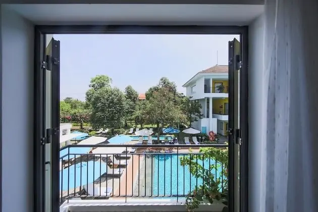 Deluxe Tek Büyük Yataklı Oda, Balkon, Havuz Manzaralı