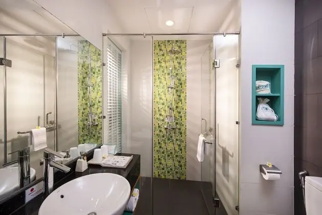 Deluxe Tek Büyük Yataklı Oda, Balkon, Havuz Manzaralı