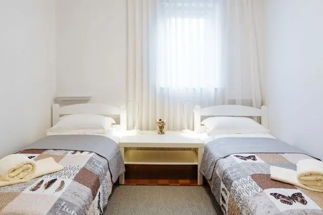 İki Ayrı Yataklı Oda, Ortak Banyo