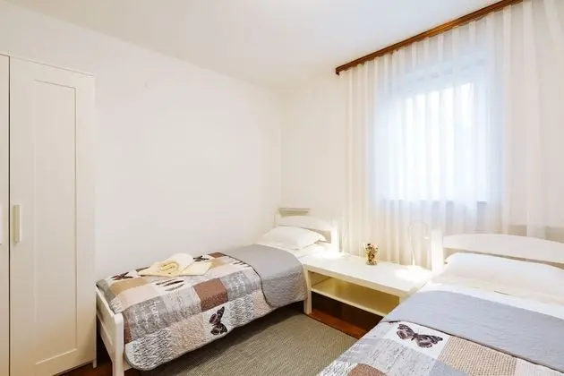 İki Ayrı Yataklı Oda, Ortak Banyo