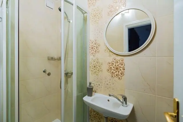 İki Ayrı Yataklı Oda, Ortak Banyo