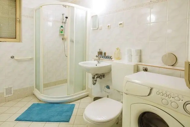 Tek Büyük Yataklı Oda, Ortak Banyo