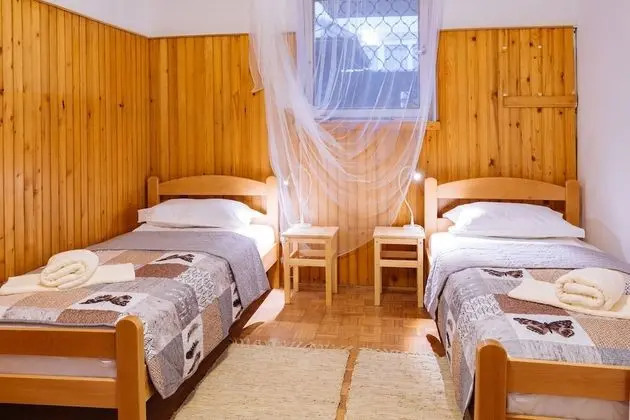 Üç Kişilik Oda, Ortak Banyo