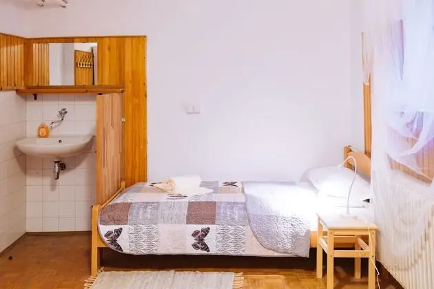Üç Kişilik Oda, Ortak Banyo