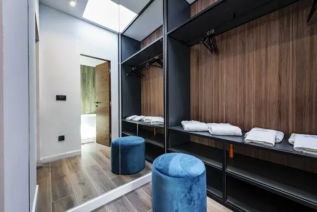 Villa (Five Bedroom villa with Pool)