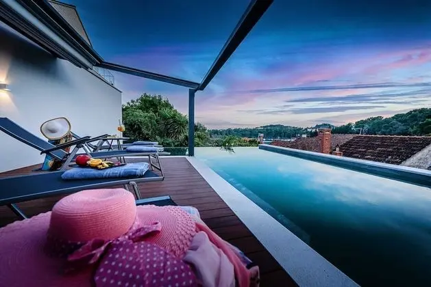 Villa (Five Bedroom villa with Pool)