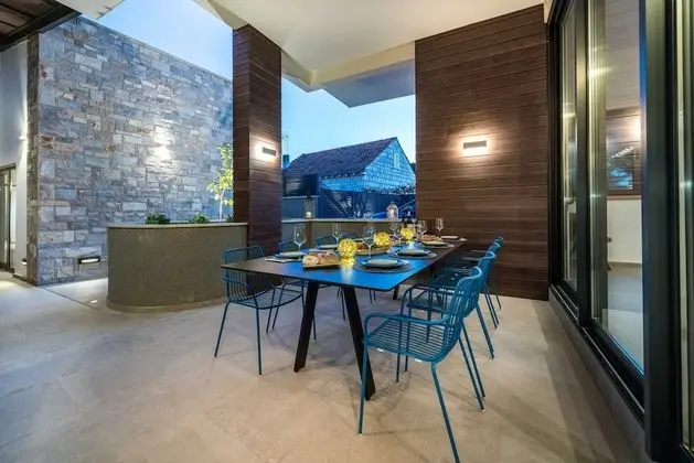 Villa (Five Bedroom villa with Pool)