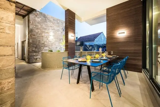 Villa (Five Bedroom villa with Pool)
