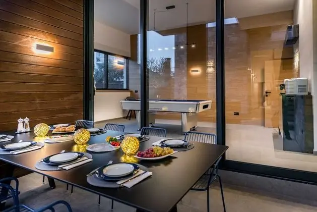 Villa (Five Bedroom villa with Pool)
