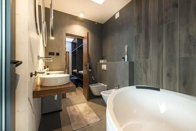 Villa (Five Bedroom villa with Pool)
