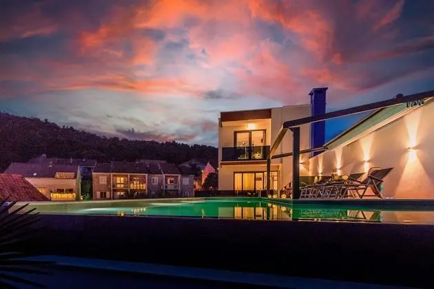 Villa (Five Bedroom villa with Pool)